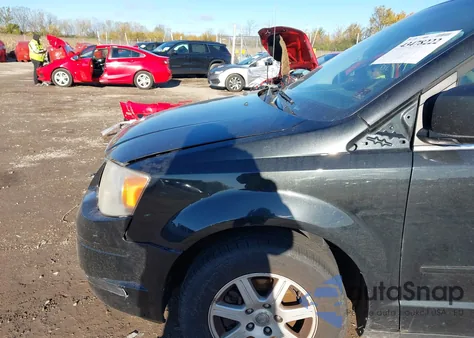 2010 Chrysler Town & Country New Lx from USA, damaged, VIN 2A4RR2D19AR456396
